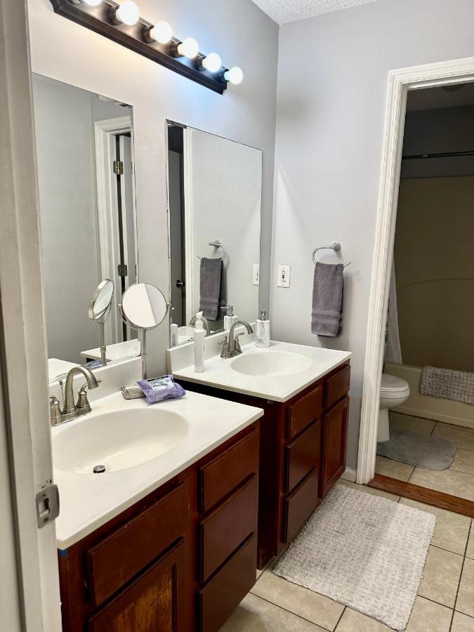 Lovely 2-Bedroom Condo W/Balcony And Free Parking ناشفيل المظهر الخارجي الصورة